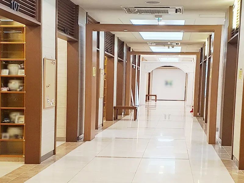 파주봉안당 넓고 쾌적한 실내 중앙 복도
