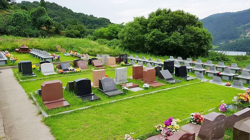 팔당추모공원 다색 화강암 잔디 묘역 전경