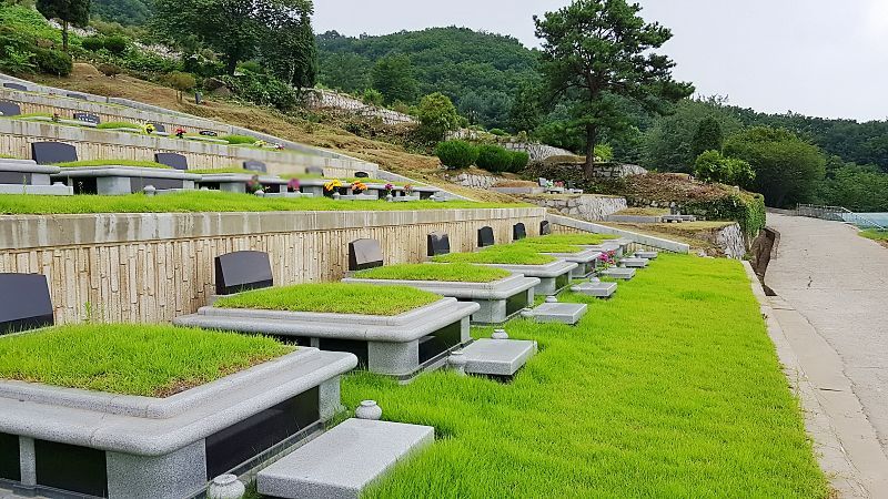 팔당추모공원 잔디 평장묘 계단식 조성