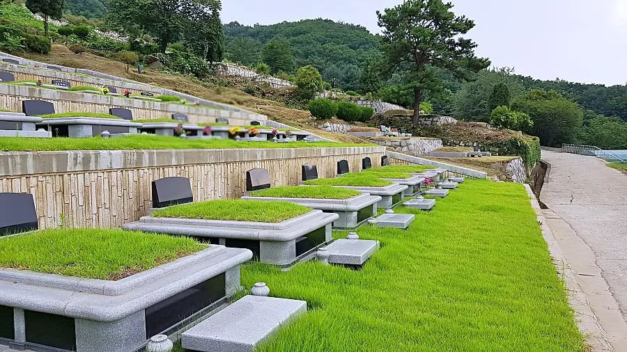 양평추모공원 테라스형 봉안묘 잔디 경관
